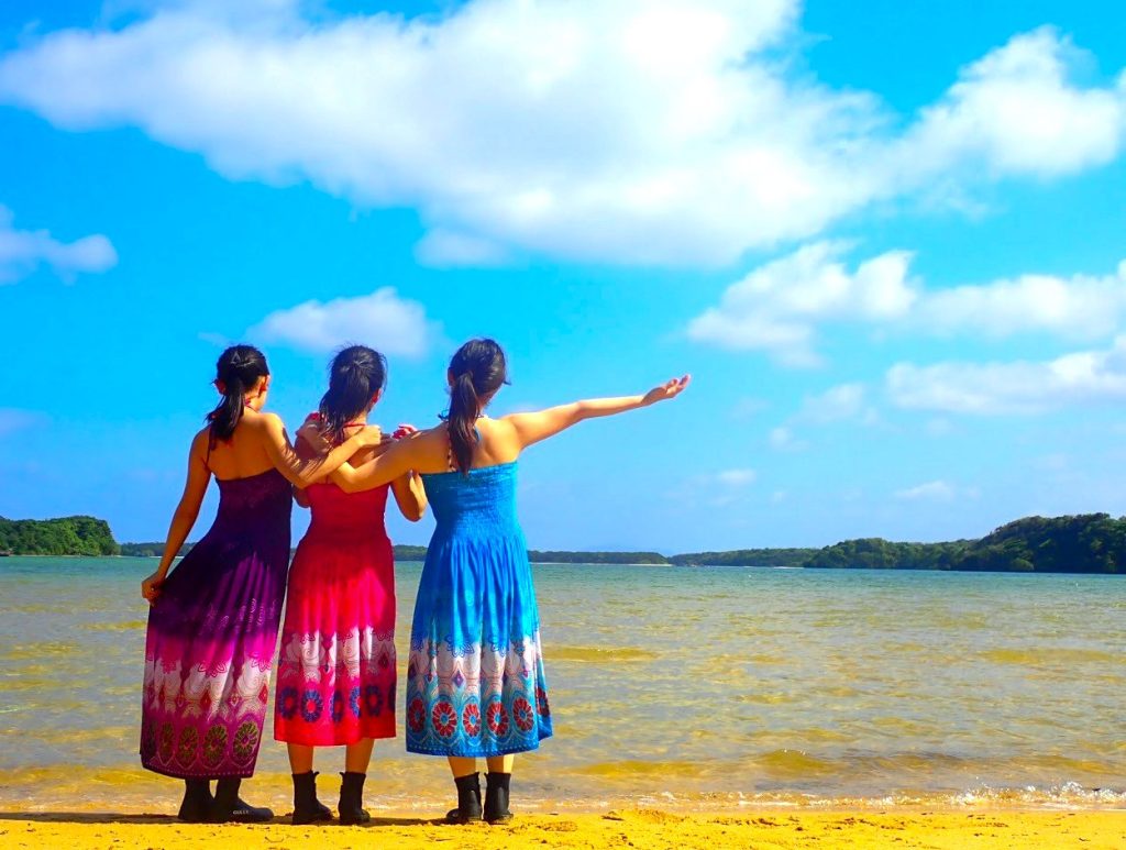 石垣島の1組様貸切観光ツアーで、フォトスポット巡りを楽しむ女性グループ