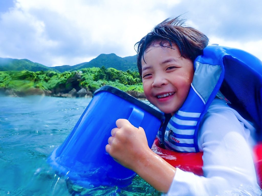 石垣島の青い海で貸切シュノーケリングツアーを楽しむ、小さなお子様連れのご家族様