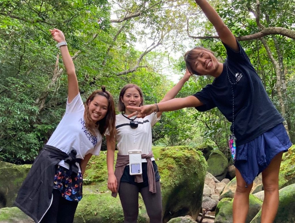 石垣島の野底マーペの山道散策を楽しむ女性グループ