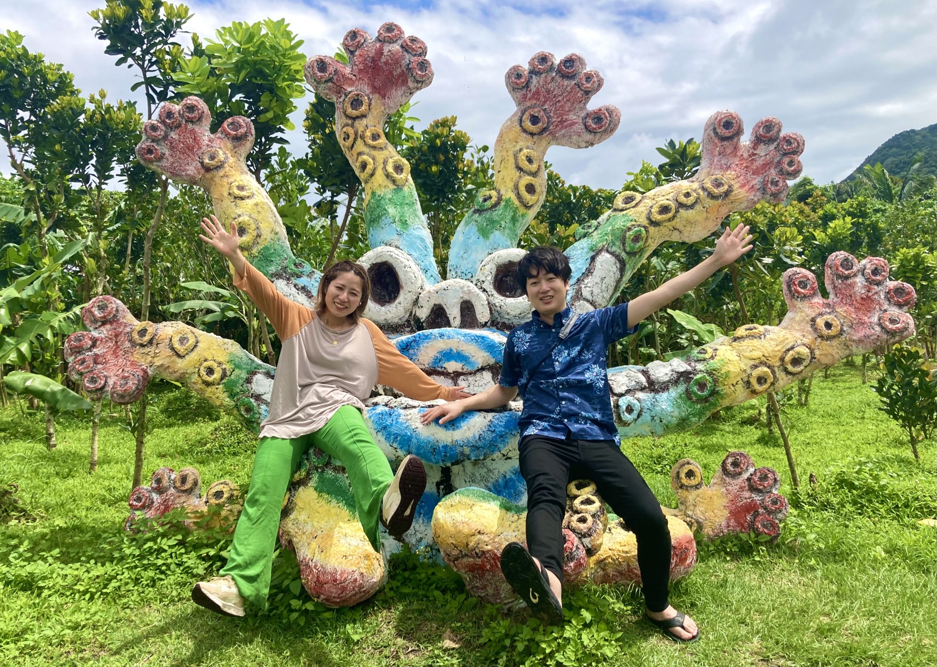 石垣島のシーサー農園の巨大シーサーで記念撮影を楽しむカップル