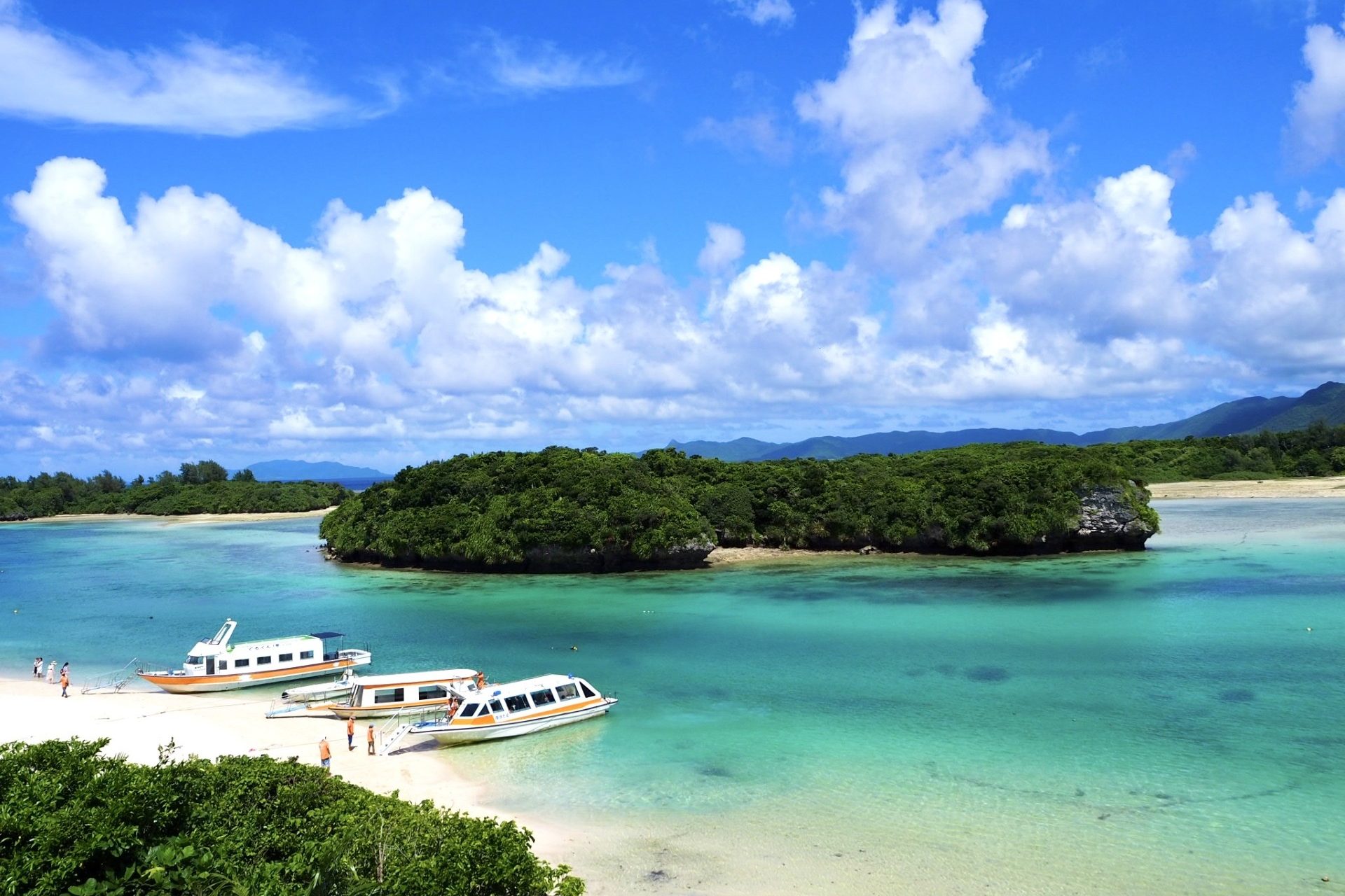 エメラルドグリーンの海が広がる、石垣島の川平湾公園の絶景